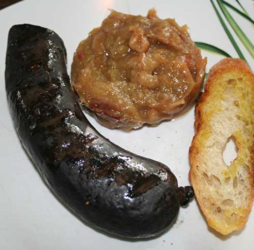 Compotée de rhubarbe, bananes au Martini et boudin noir de Mortagne fumé