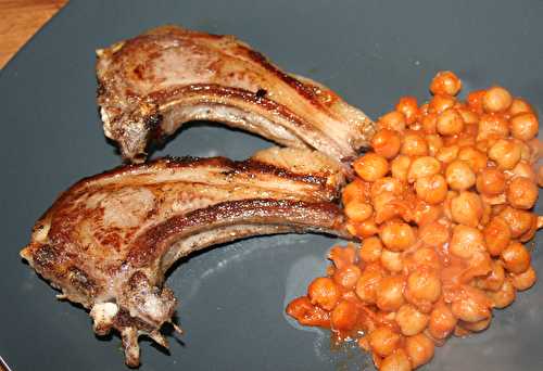 Côtelettes d'agneau à la libanaise à la plancha et pois chiches à la marocaine