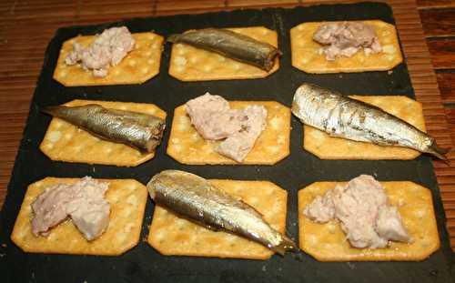 Crackers au foie de morue et mini sardines (sprats)