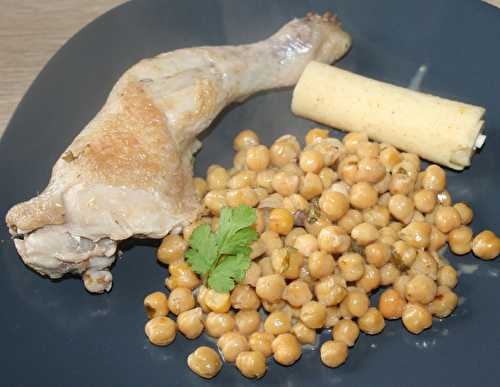 Cuisse de poulet aux pois chiches, coeur de palmier et coriandre