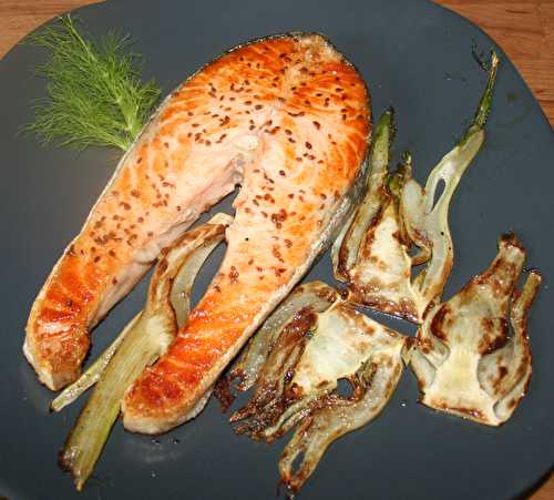 Darne de saumon et fenouil flambé·es au pastis à la plancha