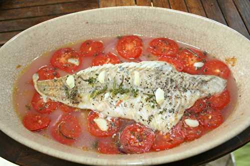 Filet de lieu (colin) sur lit de tomates et oignon rouge