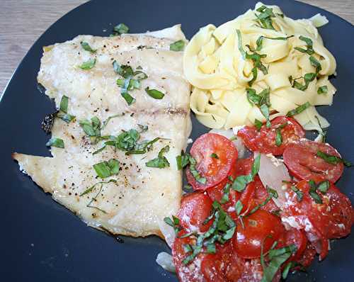 Filet de perche du Nil au four sur lit d'ognon et tomates