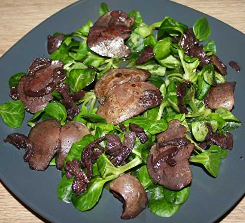 Foies de lapin au vin rouge sur bouquets de mâche