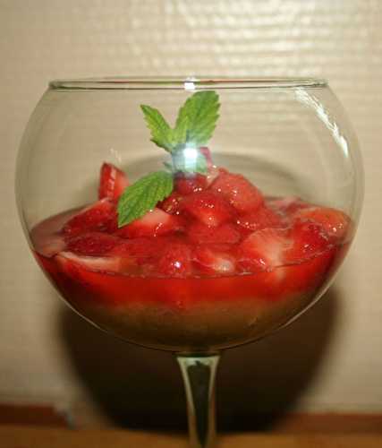 Fraises au sirop sur compotée de rhubarbe