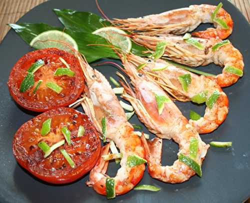 Gambas et tomate aux combava et citron vert à la plancha