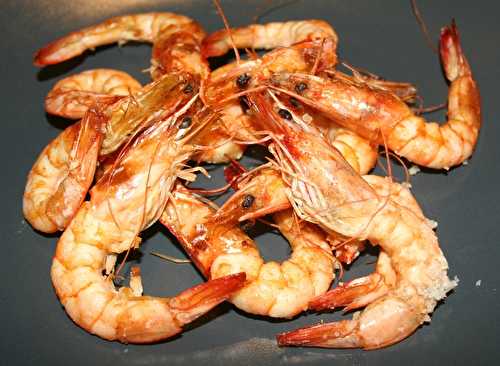 Gambas (grosses crevettes) au four sur lit de gros sel