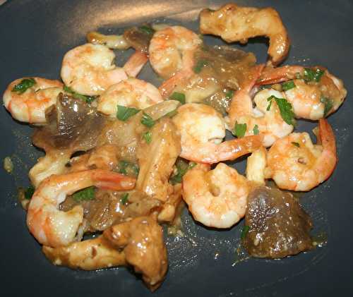 Gambas (grosses crevettes) pied de mouton et pleurotes sauce échalote