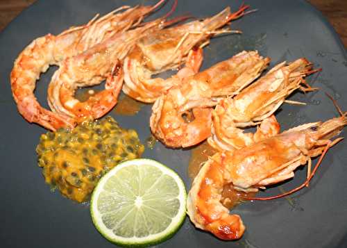 Gambas marinées fruit de la passion et citron vert à la plancha