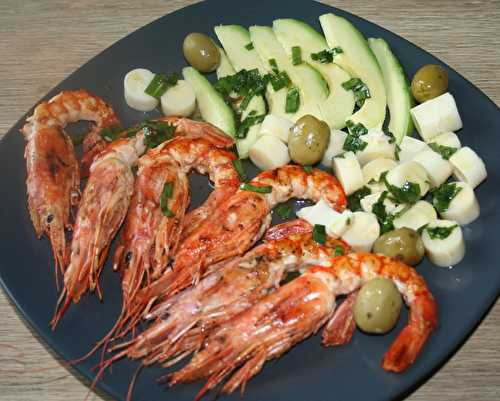 Gambas royales, coeurs de palmier, avocat, vinaigrette à l'ail des ours