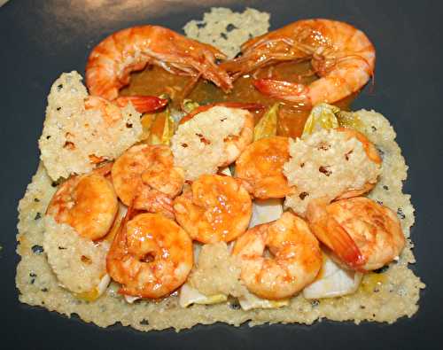 Gambas sur tuile de parmesan et feuilles d'endive