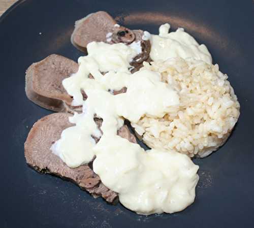 Langue de génisse (boeuf) sauce béchamel à la crème et risotto au bouillon de langue