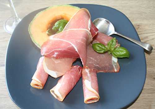 Melon au Rivesalte ambré et basilic au jambon cru fumé