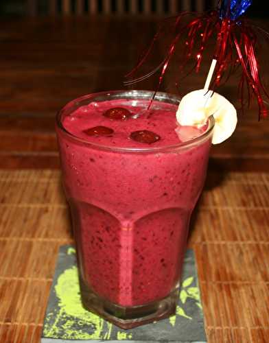 Milk-shake bananes, fruits rouges et lait au riz