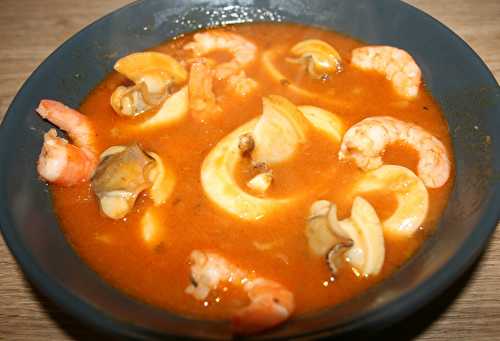 Nage d'anneaux d'encornet, amandes et crevettes