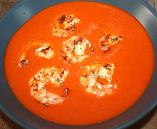 Nage de gambas marinées ail et thym à la plancha sur gaspacho