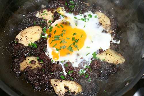 Oeuf cassé sur boudin noir au pomme