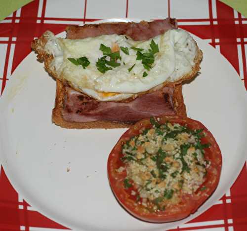 Oeuf frit au jambon et tomate provençale