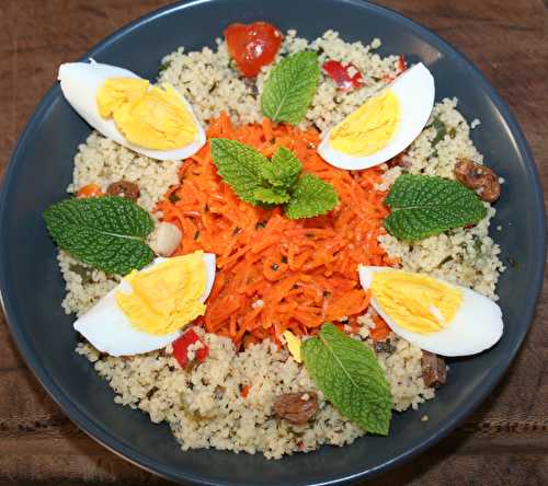 Œuf sur taboulé et carottes râpées