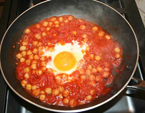 Œuf sur tomates et pois chiches au cumin