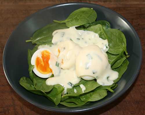 Oeufs béchamel sur pousses d'épinards