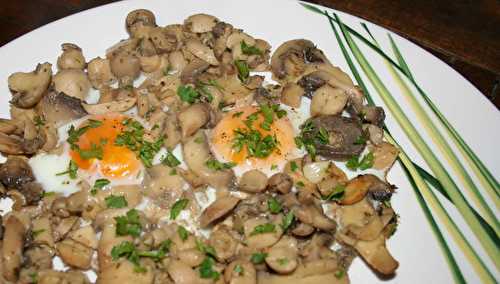 Oeufs cassés sur champignons