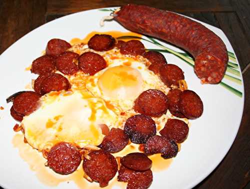 Oeufs cassés sur chorizo