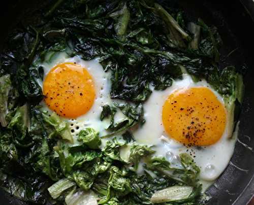 Oeufs cassés sur feuilles de chêne