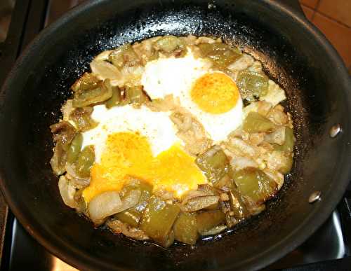 Oeufs cassés sur ognon et poivron vert