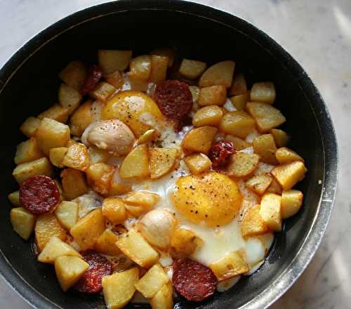 Oeufs cassés sur pommes de terre, chorizo, ail