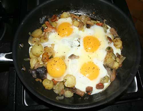 Oeufs cassés sur rattes et poêlée forestière