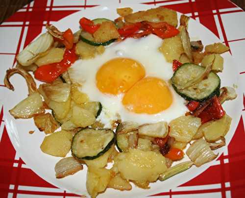 Oeufs cassés sur restes de courgette, poivron, fenouil