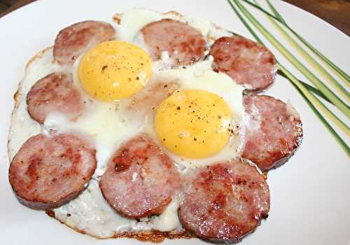 Oeufs cassés sur saucisson, du à l'ail