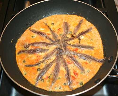 Omelette à la tomate, anchois et câpres