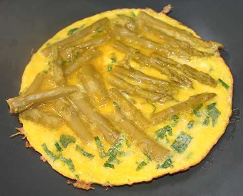 Omelette aux asperges vertes et ail des ours