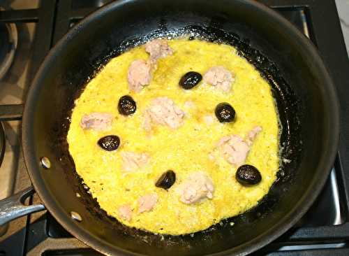 Omelette aux foies de morue, pesto et olives