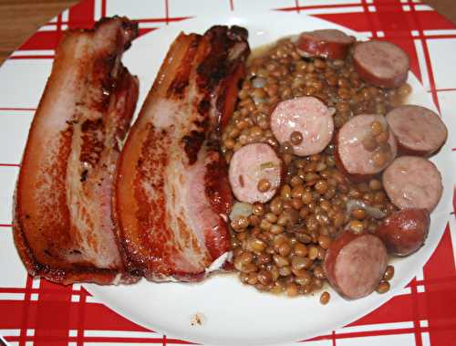 Petit-salé aux saucisses fumées d'Alsace, poitrine fumée à la plancha