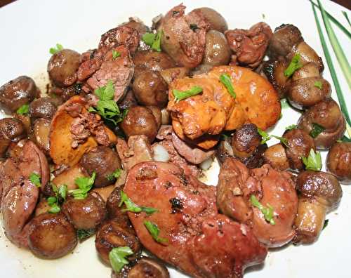 Poëlée de foies de poulet confits aux champignons de Paris