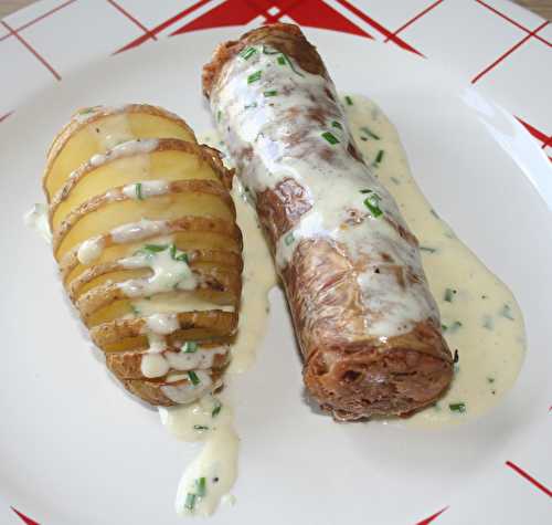 Pomme de terre à la suédoise (Hasselback), andouillette au four, sauce crème Boursault®, ciboulette