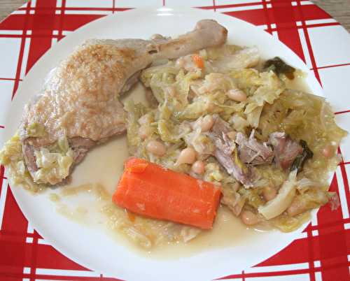 Potée de cuisses de canard au chou vert, haricots blancs et carottes