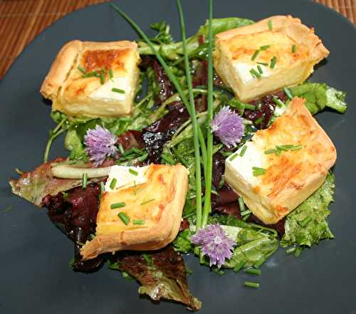 Quiche aux 3 fromages sur mesclun