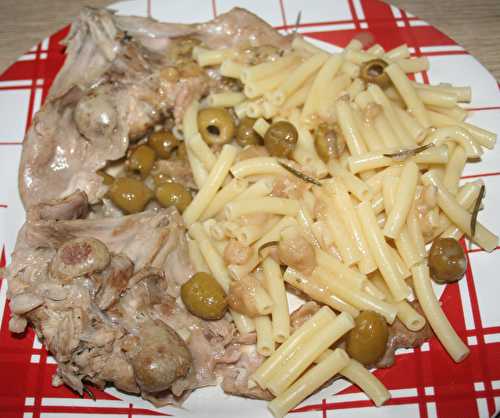 Râbles de lapin au vin blanc, olives et anchois