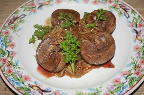 Rognons d'agneau au gingembre, pousses de haricots mungo et sauce soja