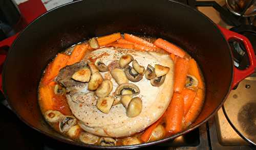 Rouelle de porc au four, tomates, carottes, champignons