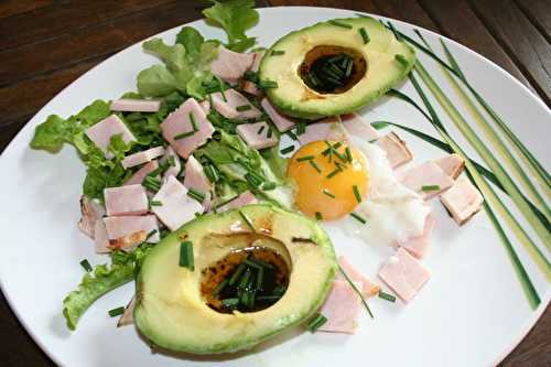 Salade avocat, jambon et oeuf poché