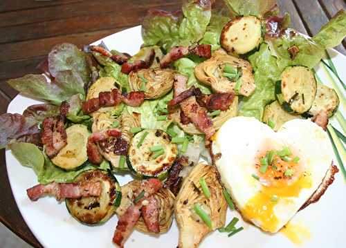 Salade coeurs d'artichauts et courgette marinés, lardons, oeuf à la plancha