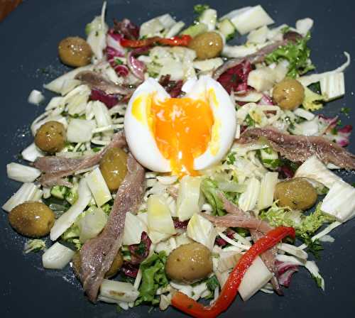 Salade composée aux anchois et oeuf mollet