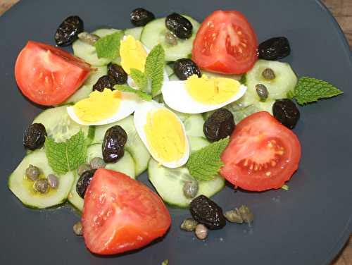 Salade concombre, tomate, œuf, olives noires