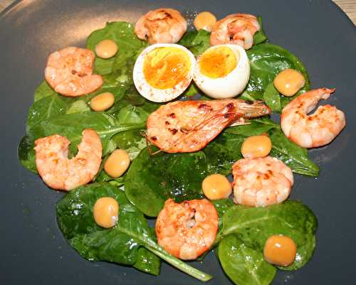 Salade d'épinards, gambas et oeuf