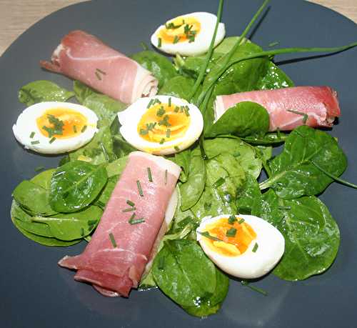 Salade d'épinards, oeufs et jambon cru